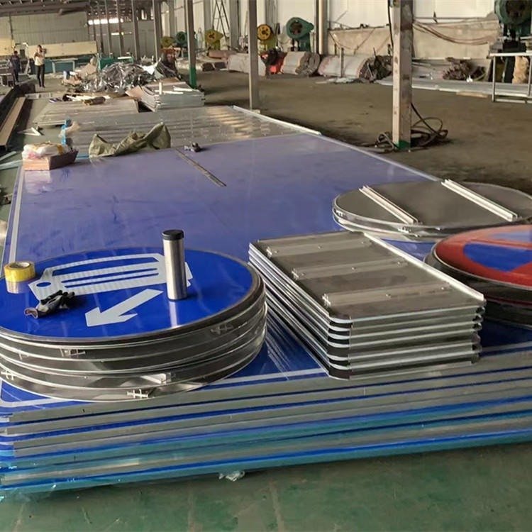 資質(zhì)概述\n公路交通工程（公路安全設(shè)施）專業(yè)承包二級(jí)資質(zhì)是在公路工程建設(shè)領(lǐng)域中，針對(duì)公路安全設(shè)施專項(xiàng)施工能力進(jìn)行認(rèn)定的重要憑證。該資質(zhì)允許企業(yè)在承接公路交通安全設(shè)施工程時(shí)承擔(dān)其項(xiàng)目的設(shè)計(jì)、安裝、施工及維護(hù)等綜合性工作，是從事交通安全設(shè)施工程的門檻之一。二級(jí)資質(zhì)則要求企業(yè)具有相當(dāng)?shù)淖?cè)資本、技術(shù)人員配置與施工經(jīng)驗(yàn)，提供可靠的人員設(shè)備和安全質(zhì)量管理保障。